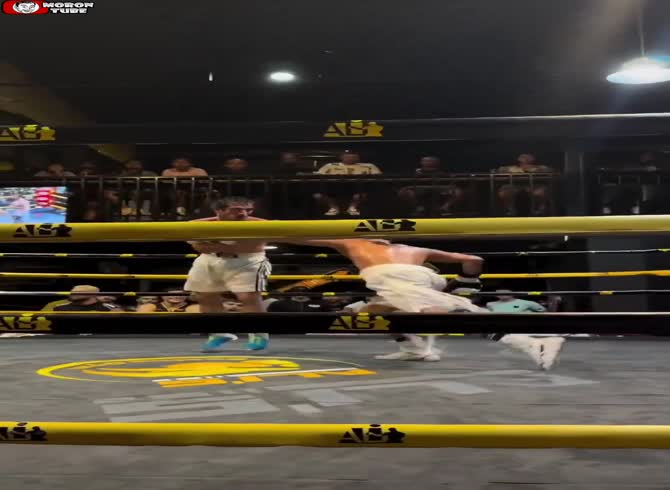 Video :He uses a high kick while cornered during a boxing competition, where only fists are permitted